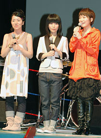 本作の主題歌「ヒラヒラヒラク秘密ノ扉」を含む3曲を熱唱したチャットモンチー