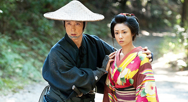 佐々木蔵之介＆深田恭子／『超高速！参勤交代』-(C) 2014「超高速！参勤交代」製作委員会