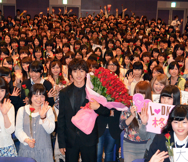 山崎賢人＆女性ファン300人／映画『L・DK』舞台挨拶