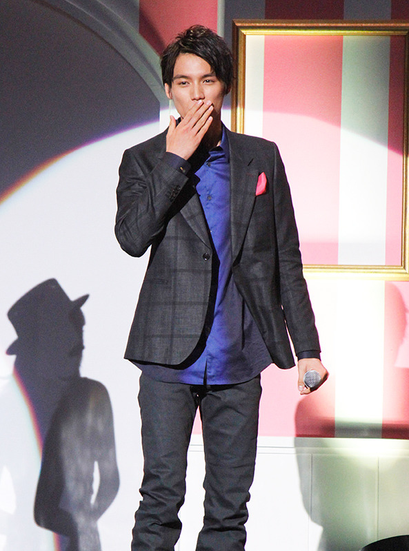 投げキッスをする福士蒼汰／『好きっていいなよ。』×「ViVi Night」