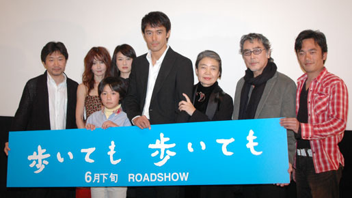 『歩いても　歩いても』完成披露試写会。左から是枝裕和監督、YOU、田中祥平、夏川結衣、阿部寛、樹木希林、原田芳雄、高橋和也