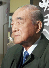 『明日への遺言』に賞賛を贈る中曽根康弘元・首相