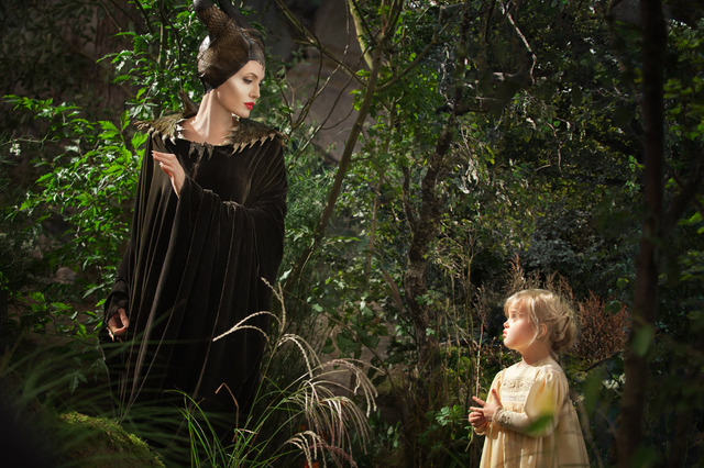 アンジェリーナ・ジョリー＆娘ヴィヴィアン・ジョリー・ピット／『マレフィセント』 -（C）2014 Disney Enterprises, Inc. All Rights Reserved.