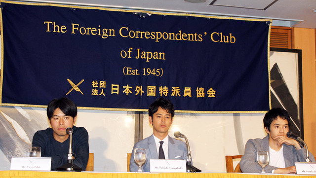 左から、石井裕也（監督）＆妻夫木聡＆池松壮亮／映画『ぼくたちの家族』記者会見＠日本外国特派員協会