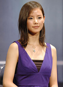 外科医を天職とする飯田小夜子に扮する小西真奈美。