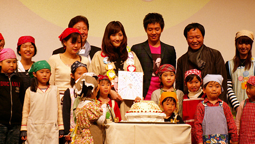 『僕の彼女はサイボーグ』の舞台挨拶を行ったクァク・ジェヨン監督、綾瀬はるか、小出恵介とゆうばりキッズボランティアの子供たち　photo：Megumi Shibata