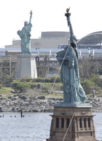 お台場のシンボルマーク・自由の女神と、“首のない”自由の女神