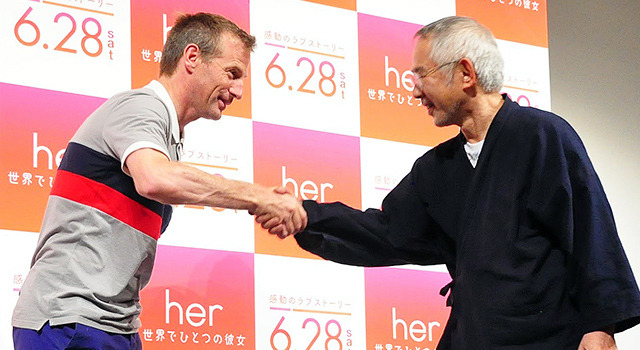 握手を交わす、スパイク・ジョーンズ（監督）＆スタジオジブリ・鈴木敏夫（プロデューサー）／『her／世界でひとつの彼女』トークショー