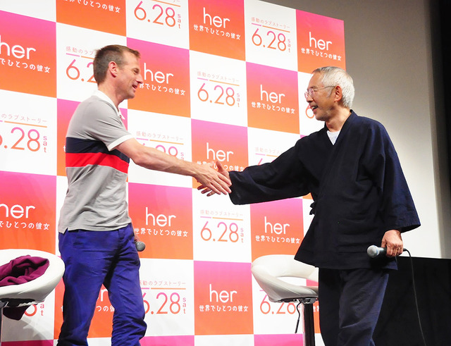 握手を交わす、スパイク・ジョーンズ（監督）＆スタジオジブリ・鈴木敏夫（プロデューサー）／『her／世界でひとつの彼女』トークショー