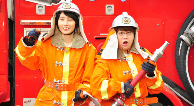 「ハリセンボン」の近藤春菜＆箕輪はるか／『プレーンズ2 ファイアー＆レスキュー』入隊訓練イベント