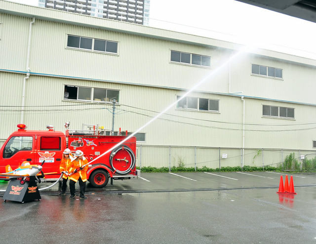 「ハリセンボン」の近藤春菜＆箕輪はるか／『プレーンズ2 ファイアー＆レスキュー』入隊訓練イベント