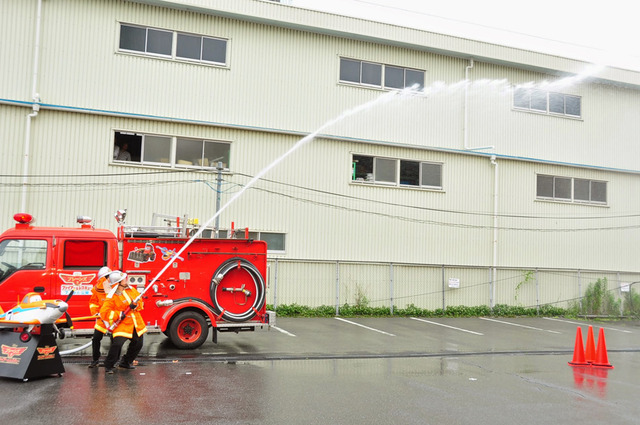 「ハリセンボン」の近藤春菜＆箕輪はるか／『プレーンズ2 ファイアー＆レスキュー』入隊訓練イベント