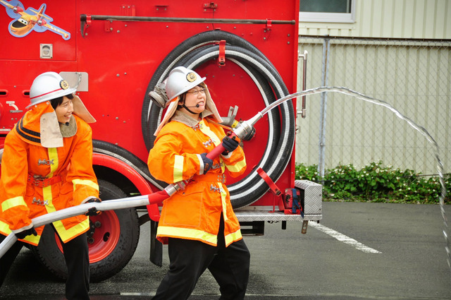 「ハリセンボン」の近藤春菜＆箕輪はるか／『プレーンズ2 ファイアー＆レスキュー』入隊訓練イベント