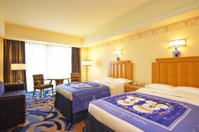 「クリスマス」デコレーションの客室／(C)  Disney