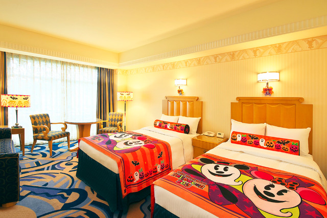 「ハロウィーン」デコレーションの客室／(C)  Disney