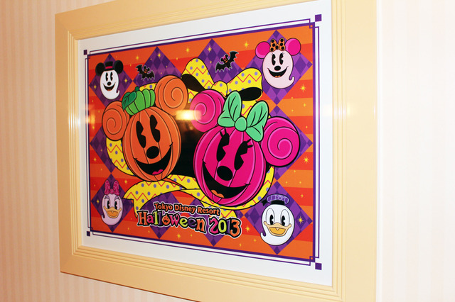「ハロウィーン」デコレーションの客室／(C)  Disney