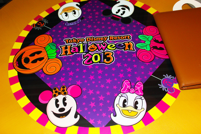 「ハロウィーン」デコレーションの客室／(C)  Disney