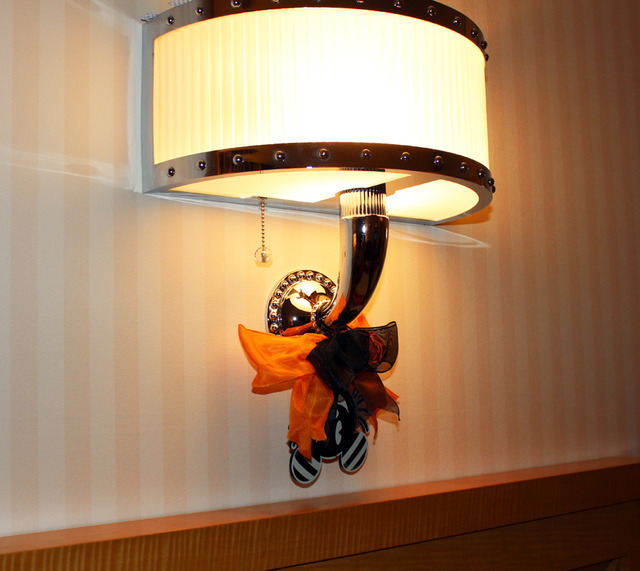 「ハロウィーン」デコレーションの客室／(C)  Disney