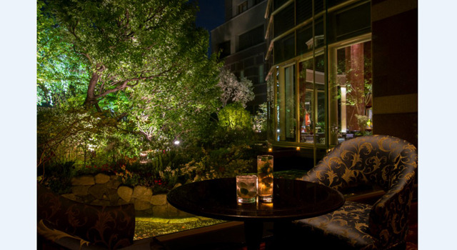 ウェスティンホテル東京の「ウェスティン ガーデン」。開業20周年記念で日没とともに期間限定でライトアップしている。