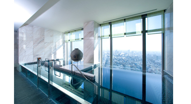 男女別のヒート＆ウォーター エリアには、ヴィタリティプール（ジェットバス）が完備。東京の大パノラマを眺めながら癒しのひと時を満喫できる。