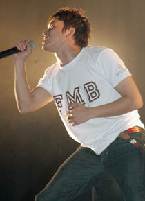 挿入歌「ちっぽけな勇気」と主題歌「旅立ち」を熱唱するファンキー加藤