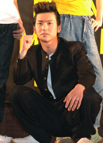 劇中と同じ70年代正統派のヤンキールックで登場した石田卓也