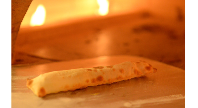 イタリアの定番料理で、ピザを2つ折りにして焼き上げる「カルツォーネ」をヒントにして、スティックピザは考案されている。