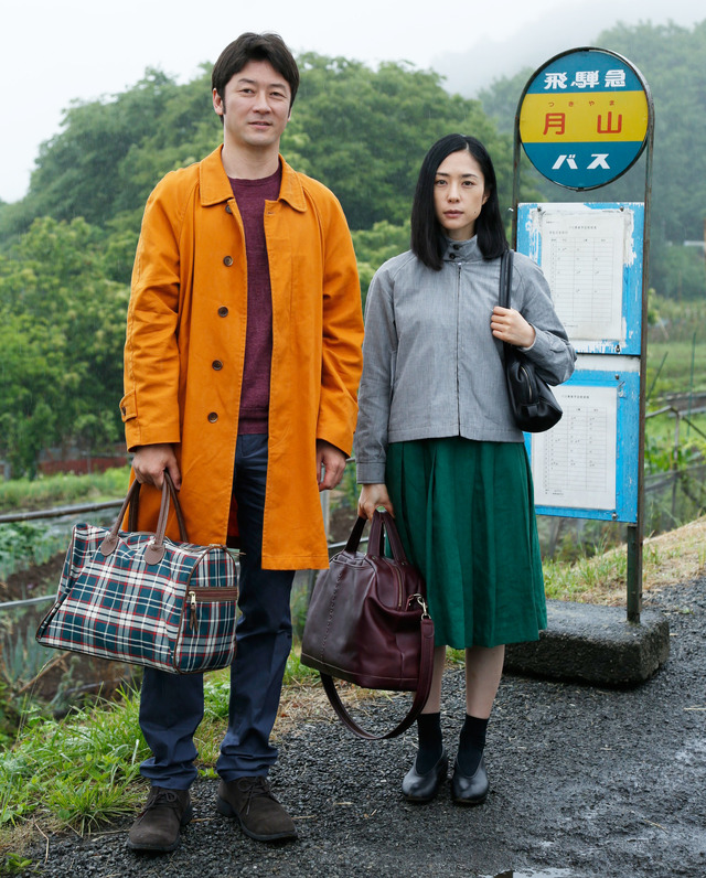 浅野忠信＆深津絵里／『岸辺の旅』-(C) 「岸辺の旅」製作委員会