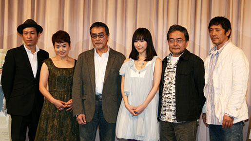 『たみおのしあわせ』完成披露試写会にて（左から）武藤さん、大竹さん、原田さん、麻生さん、岩松監督、小林さん