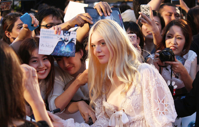 “白”のエル・ファニング／『マレフィセント』ジャパンプレミア