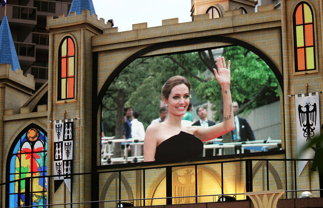 “黒”アンジェリーナ・ジョリー＆“白”のエル・ファニング／『マレフィセント』ジャパンプレミア