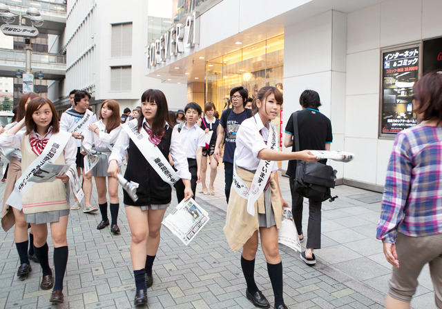 藤島加奈子さんの捜索に乗り出した、30人の女子高生たち in 渋谷／『渇き。』-(C) 2014　「渇き。」製作委員会