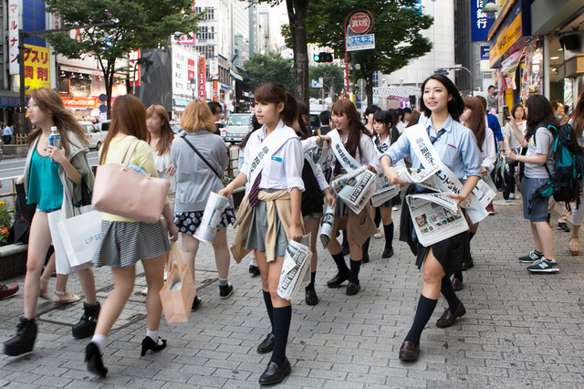 藤島加奈子さんの捜索に乗り出した、30人の女子高生たち in 渋谷／『渇き。』-(C) 2014　「渇き。」製作委員会