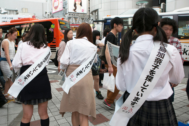 藤島加奈子さんの捜索に乗り出した、30人の女子高生たち in 渋谷／『渇き。』-(C) 2014　「渇き。」製作委員会