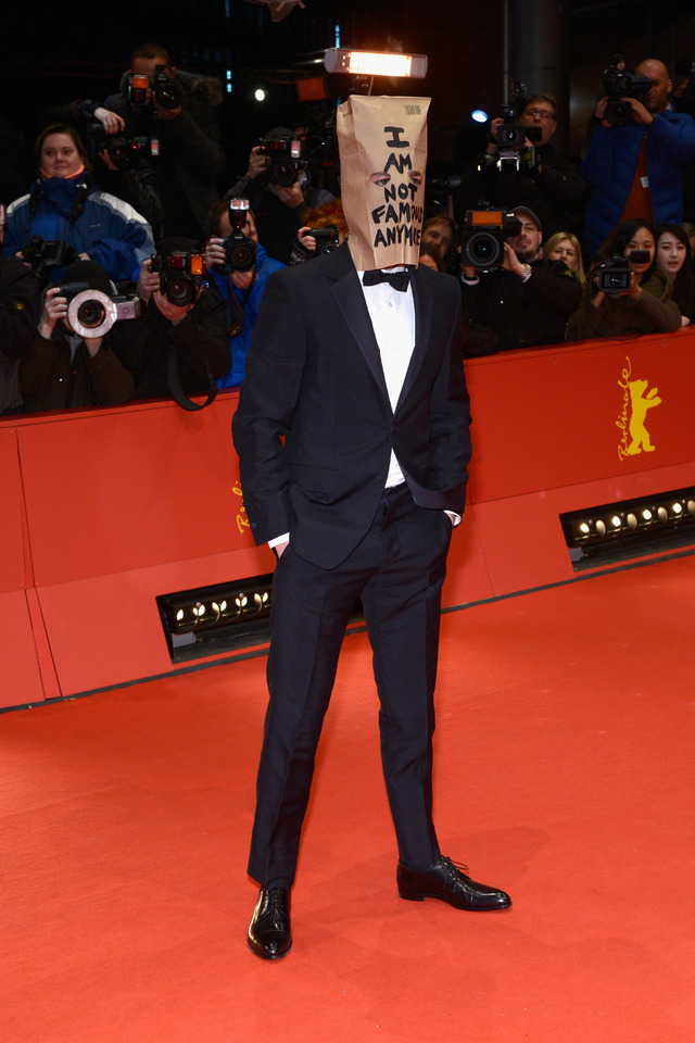 紙袋を被って登場したシャイア・ラブーフ-(C) Getty Images