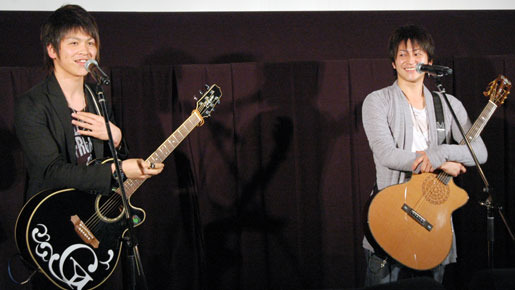 『スパイダーウィックの謎』初日舞台挨拶で日本語版イメージソング「チェックメイト」を歌った遊吟の卓（右）と伸治。