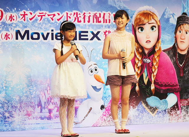 幼いアナ役の稲葉菜月ちゃん＆子ども時代のアナを務める諸星すみれ／『アナと雪の女王』MovieNEX発売イベント