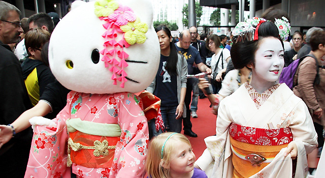 上白石萌音＆ハローキティが“舞妓”姿でパリを練り歩き／『舞妓はレディ』 in JAPAN EXPO