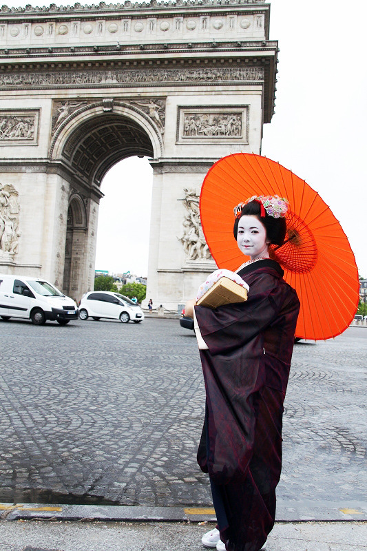 凱旋門に佇む、上白石萌音／『舞妓はレディ』 in パリ