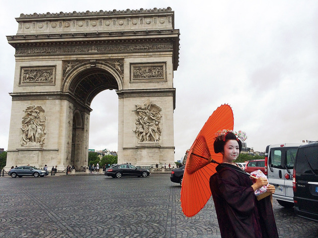 凱旋門に佇む、上白石萌音／『舞妓はレディ』 in パリ