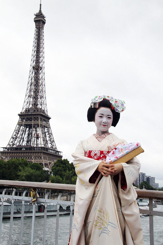 エッフェル塔前で佇む、上白石萌音／『舞妓はレディ』 in パリ