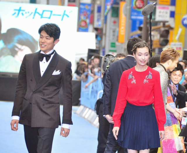 鈴木亮平＆太田莉菜／『ホットロード』ブルーカーペット