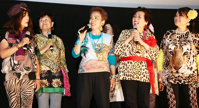 『エイトレンジャー2』大阪プレミア試写会に参加する「オバチャーン」