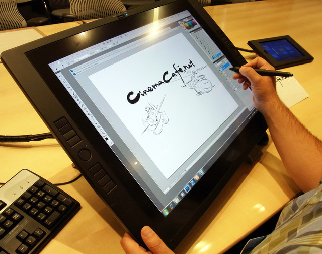 イラストを描き下してくれたディズニーのクリエイター、アート・ヘルナンデス／映画『プレーンズ2／ファイアー＆レスキュー』 -(C) 2014 Disney Enterprises, Inc. All Rights Reserved