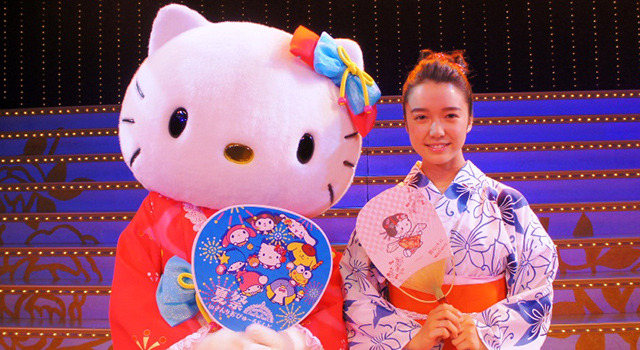 「舞妓はレディ音頭」を踊る上白石萌音＆ハローキティ／『舞妓はレディ』-(C) 2014 フジテレビジョン　東宝　関西テレビ放送　電通　京都新聞　KBS京都　アルタミラピクチャーズ