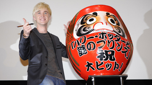 ダルマの目入れに初挑戦！　-(C) 2009 Warner Bros. Ent.Harry Potter Publishing Rights (C) J.K.R. Harry Potter characters, names and related indicia are trademarks of and (C) Warner Bros. Ent.  All Rights Reserved.