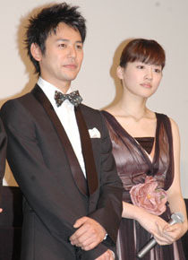 『ザ・マジックアワー』プレミア舞台挨拶にて。妻夫木聡と綾瀬はるか。