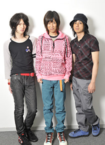 「ビヨンド・ザ・ブレイク」の主題歌を担当したKCB（左から：DAIKI、KATCHAN、TSUKASA）　photo：Yoshio Kumagai