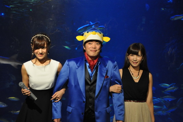 ドレスアップし、美女にエスコートされて登場したさかなクン