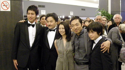 『トウキョウソナタ』がカンヌのレッドかーぺットに登場！　（左から）小柳友、黒澤清監督、小泉今日子、香川照之、井之脇海　photo：Ayako Ishizu